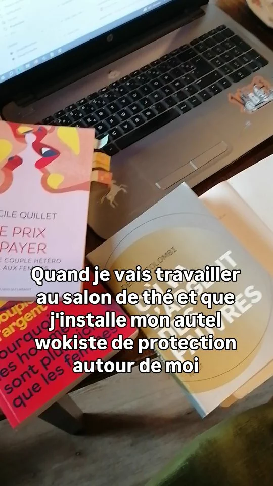 Vous croyez que c'est assez pour faire fuir les fachos et les mascus 🧄🧛?

Stickers: @lemiroirfou

Fun fact: J'ai réalisé le matin de passer une épreuve de partiels le mois dernier que je devais emmener mon ordi pour montrer ma présentation au prof lors d'un oral.
J'ai furtivement pensé: "Oups, les stickers!"
Puis je me suis souvenue qu'on était à Rennes 2 et on a parlé tout l'entretien de la vision communiste de la lutte des Bonnets Rouges devant mon ordi "Ouin ouin larmoiements de damoiseaux" et tout s'est parfaitement bien passé.
