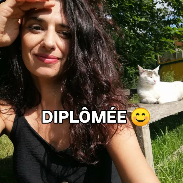 Un petit post impromptu pour vous annoncer la nouvelle fraîche d'hier soir: me voilà diplômée 😊

Les notes du 2ème semestre sont tombées, je suis donc l'heureuse titulaire du Diplôme Universitaire Études Celtiques 🥲

Quelle aventure que cette année universitaire cumulée avec un travail à temps plein 😅
Du sang, des larmes, des cris, des doutes, bon OK je rajoute un peu mais c'était intense quand même 😅

J'ai adoré ce cursus et j'y ai fait de belles rencontres, si vous êtes près de Rennes et amoureux.se de la Bretagne et des pays celtiques, je ne peux que vous le recommander.

Depuis la fin des cours je ressens un grand vide et j'ai du mal à me remettre dans le rythme !

Une page qui se tourne et la joie du travail accompli, c'est le mood du jour ❤️