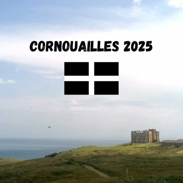 Nous sommes allés 8 jours en Cornouailles britanniques en juin et c’était vraiment fabuleux donc j’avais envie d’en laisser une trace ici !
(Restez jusqu’à la dernière slide 🥺)
2- On a pris le ferry avec notre voiture de Roscoff à Plymouth, ce qui était la solution la + pratique, écologique et économique pour nous. À l’aller on a vu des dizaines de dauphins et je crois que ce moment restera gravé toute ma vie 🥲
Traversée de nuit au retour !
3- Des falaises, de la mer turquoise, c’est si beau ! 🌊
4- Visite du site de Tintagel (où fut conçu le roi Arthur) et merci à ma druidesse pour son soin qui m’a permis de passer outre mon vertige maladif pour traverser la passerelle de la muerte entre 2 falaises. Ce site est incroyable, c’est sûrement ce qu’on a préféré.
5- Si facile de manger végétal en Angleterre, zéro problème pour nous nourrir correctement.
Il y a des restos vegan ou des alternatives Partout. 🌱
6- Visite de la maison d’Agatha Christie dans le Devon au retour avant de reprendre le ferry, j’ai A-DO-RÉ !
7- Des fleurs, des fleurs, des fleurs. 🌺
8- et 9- Divers, passion vieilles pierres et vieux cimetières.
10- Une rencontre inoubliable et complètement fortuite à St Ives 🥺🥺🥺
Ce que je peux vous dire :
- C’est une destination mal connue mais qui vaut vraiment le détour.
- C’est CHER, tout est cher^^, mais en prenant sa voiture et en se faisant à manger on peut s’en sortir.
- Je vais pas forcément vous recommander nos lieux d’hébergements car je sais pas s’ils étaient ouf par rapport à la moyenne.
- On avait 20 degrés pdt que le reste du monde cramait.
Vous connaissez cet endroit ?
Ça vous donne envie de le visiter ?